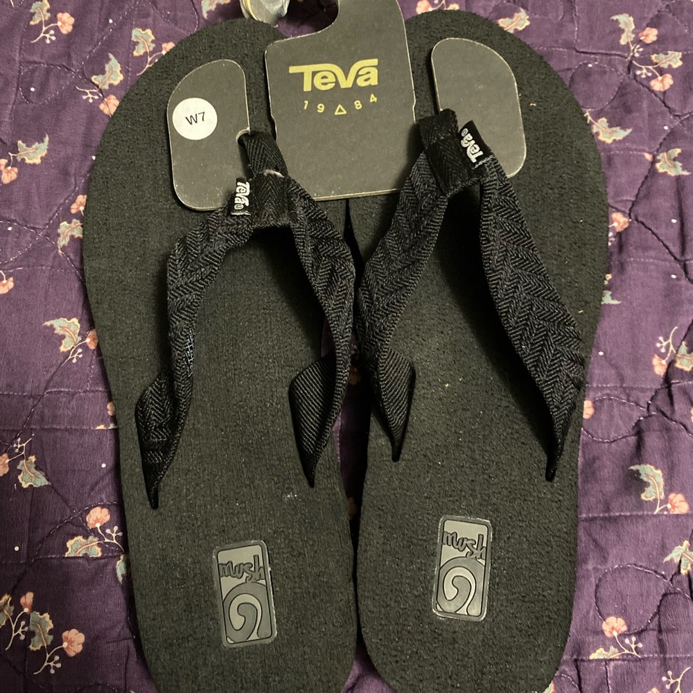 Sz 7 women’s teva flip flops never worn